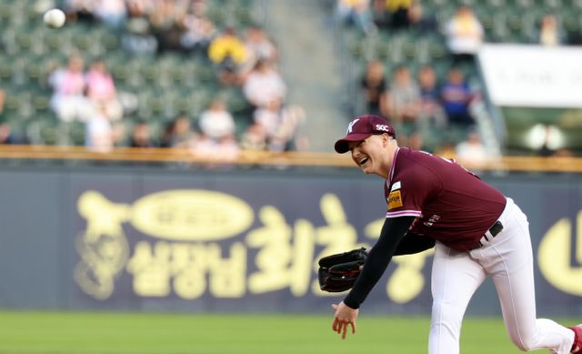 키움 선발 로젠버그가 지난달 14일 서울 송파구 잠실야구장에서 열린 프로야구 '2025 신한 SOL 뱅크 KBO리그' 키움 히어로즈와 LG 트윈스의 경기에서 1회말 역투하고 있다. /사진=뉴스1 김명섭 기자 