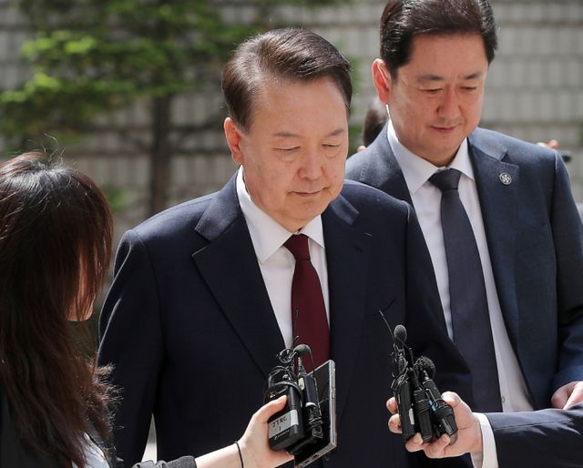 '3대 특검법'이 이르면 이번주 중으로 공포될 전망이다. 사진은 내란 우두머리 혐의로 기소된 윤석열 전 대통령이 지난달 12일 서울 서초구 중앙지법에서 열린 공판에 출석하는 모습. /사진=머니투데이 김창현 기자