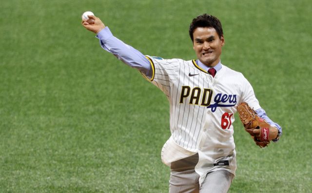 한국인 최초 메이저리거 박찬호(전 LA 다저스 선수)가 지난해 3월20일 서울 고척스카이돔에서 열린 미국프로야구(MLB) 공식 개막전 LA 다저스 vs 샌디에이고 파드리스 1차전 경기 시작 전 시구를 하고 있다. /사진=뉴스1 박정호 기자