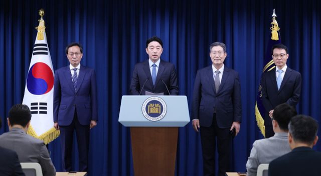 강훈식 대통령 비서실장이 8일 서울 용산구 대통령실 청사에서 수석급 인선 발표를 하고 있다. 이재명 대통령은 대통령실 정무수석비서관에 우상호 전 더불어민주당 의원을, 민정수석비서관과 홍보수석비서관에 오광수 대륙아주 변호사와 이규연 전 JTBC 대표를 임명했다고 강 비서실장이 이날 브리핑을 통해 밝혔다. 왼쪽부터 우상호 전 의원, 강훈식 비서실장, 오광수 변호사, 이규연 전 JTBC 대표. /사진=뉴스1 박지혜 기자