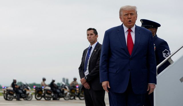 도널드 트럼프 미국 대통령이 미국 캘리포니아주 로스앤젤레스(LA) 불법 이민자 단속 반대 시위 대응에 나섰다. 다만 반란법 발동 계획은 없다고 전했다. 사진은 트럼프 대통령이 지난 8일(현지시각) 미국 메릴랜드주 헤이거스타운 데이비드 캠프로 가기 전 헤이거스타운 공항에 도착한 모습. /사진=로이터