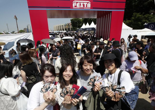 지난해 6월13일 서울 송파구 잠실종합운동장 일대에서 열린 방탄소년단(BTS) 11주년 기념 ‘2024 페스타(2024 FESTA)’를 찾은 아미(BTS 팬덤명)들이 포토 카드를 들어보이고 있다. /사진=뉴스1