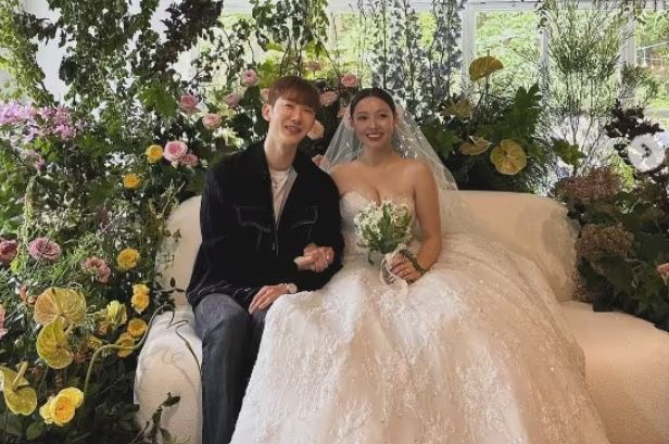 그룹 2AM 조권이 미쓰에이 민의 결혼식에 참석해 부케를 받았다. 사진은 민과 조권이 다정하게 사진을 찍는 모습. /사진=조권 인스타그램