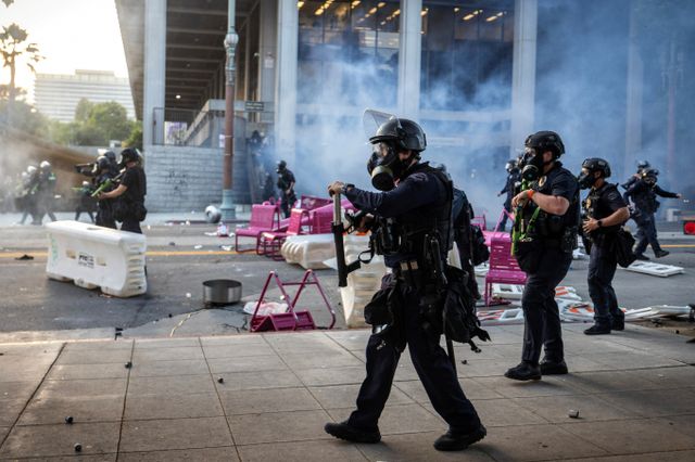 미국군이 로스앤젤레스(LA) 이민 단속 반대 시위를 진압하기 위해 해병대원 약 700명을 투입한다. 사진은 지난 8일(현지시각) 미국 캘리포니아주 LA 도심에서 열린 시위를 진압하는 경찰관들의 모습. /사진=로이터