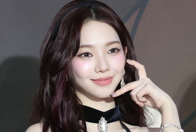 정치색 논란을 빚었던 그룹 에스파 멤버 카리나가 컴백을 앞두고 근황을 전했다. 사진은 지난해 11월 인천 한 공연장에서 열린 '제1회 코리아 그랜드 뮤직 어워즈'(2024 KGMA) 레드카펫 행사에 참석한 그룹 에스파 멤버 카리나. /사진=뉴스1