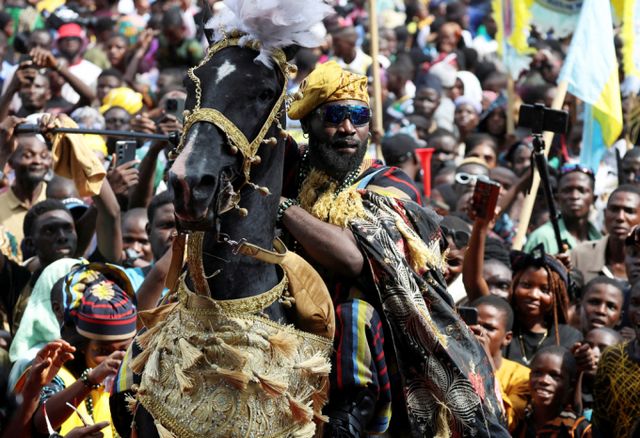 나이지리아 오군주에서 이주부 민족 문화 정체성을 강화하는 오주데오바 축제가 개최됐다. 사진은 지난 8일(현지시각) 오주데오바 축제에서 한 남성이 말 퍼레이드를 하고 있는 모습. /사진=로이터