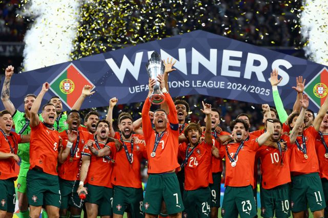 포르투갈이 승부차기 접전 끝에 스페인을 꺾고 2024-25시즌 유럽축구연맹 네이션스리그 우승을 차지했다. 사진은 9일(한국시각) 독일 푸스발 아레나 뮌헨에서 열린 결승전에서 스페인을 꺾고 우승을 차지한 포르투갈 선수단의 모습. /사진=로이터