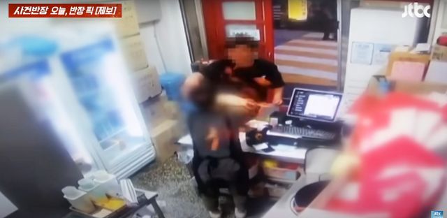 한 남성 손님이 배달된 음식의 양이 적다는 이유로 분식점에 찾아와 직원에게 떡볶이를 던졌다는 사연이 알려졌다. 사진은 사연자가 사건반장에 제보한 CCTV 영상 이미지. /사진=유튜브 JTBC 사건반장 채널 캡