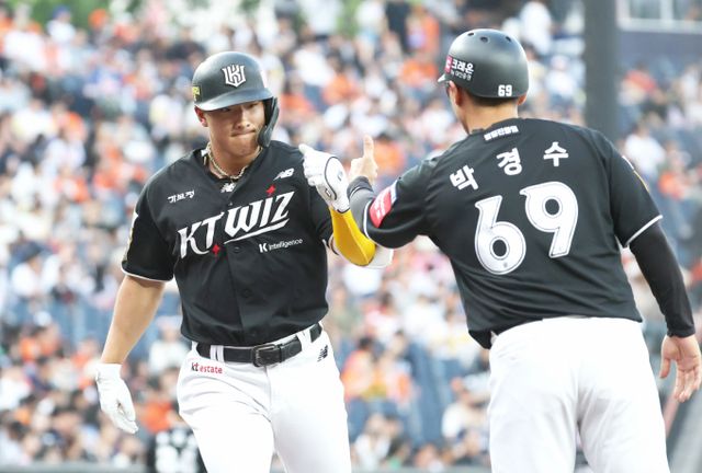 KT위즈 안현민이 신인왕에 도전한다. 사진은 KT에서 활약 중인 안현민의 모습. /사진=뉴스1