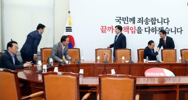 국민의힘 소속 중진 의원들이 의원총회에 앞서 오전 서울 여의도 국회에서 회동을 갖는다. 사진은 지난 4월6일 국민의힘 중진의원들이 서울 여의도 국회에서 열린 비공개 4선 중진의원 비상회의에 참석해 인사를 나누고 있는 모습. /사진=뉴시스