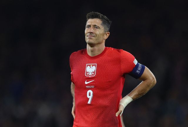 로베르트 레반도프스키가 폴란드 축가대표팀 감독을 향한 비판과 함께 대표팀 잠정 은퇴를 선언했다. 사진은 폴란드 대표팀에서 활약한 로베르트 레반도프스키가 주장 완장을 찬 모습. /사진=로이터