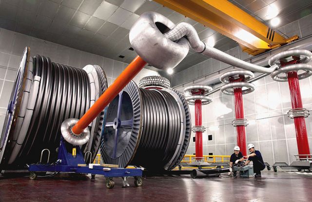 LS전선 직원이 구미 공장에서 초고압 직류(HVDC) 케이블을 테스트하고 있다. /사진=LS전선