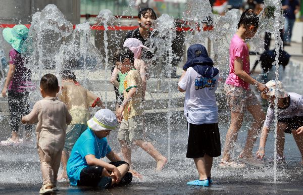 10일 한낮 최고 기온이 33도까지 오르는 등 무더위가 이어지겠다. 사진은 서울 종로구 광화문광장 분수대를 찾은 어린이들이 더위를 식히는 모습. /사진=뉴스1