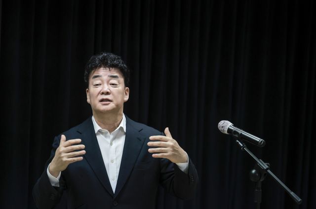 더본코리아가 백종원·강석원 각자대표 체제에서 백종원 단독대표 체제로 전환했다고 9일 밝혔다. 그동안 각자대표 체제에서 발생했던 의사결정 지연과 책임소재 불명확성이 해소될 전망이다. /사진=뉴시스