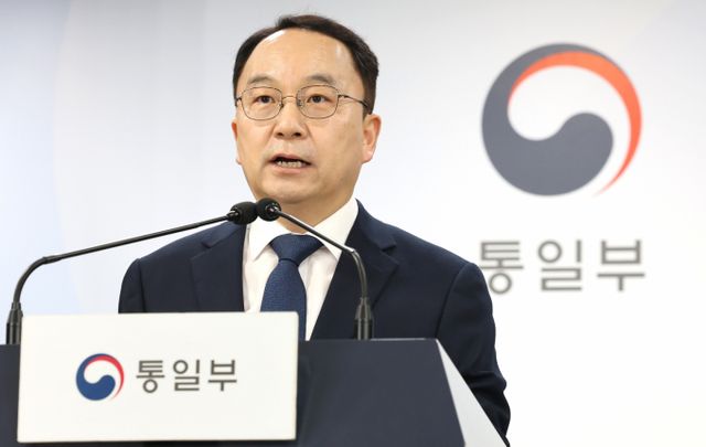 통일부가 9일 대북전단 단체에 대북전단 살포 행위를 중지하라고 촉구했다. 사진은 구병삼 통일부 대변인이 9일 서울 종로구 정부서울청사에서 열린 정례브리핑에서 납북자피해가족연합회의 대북 전단 살포 관련 정부 입장을 발표하는 모습. /사진=뉴스1