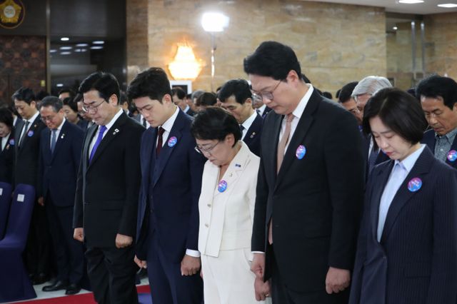 우원식 국회의장과 여야 지도부가 10일 서울 용산 남영동 민주화운동기념관에서 거행될 제38주년 6·10 민주항쟁 기념식에 참석한다. 사진은 지난 4일 박찬대 더불어민주당 대표 직무대행 겸 원내대표, 김용태 국민의힘 비상대책위원장 등을 포함한 여야 지도부가 서울 여의도 국회에서 열린 제21대 대통령 취임 선서에 참석해 묵념하는 모습. /사진=뉴스1(국회사진기자단)