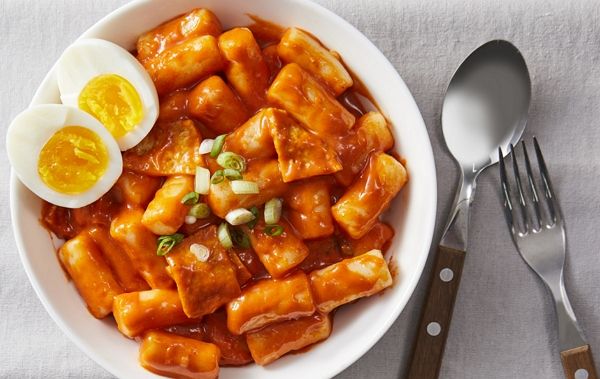 이불에 떡볶이 소스가 묻었다며 별점 3점을 준 손님 리뷰가 화제다. 사진은 기사의 이해를 돕기 위한 떡볶이 자료 사진. /사진=클립아트코리아