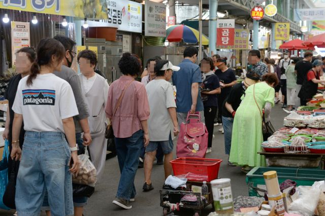 울산 울주군 언양알프스시장에 제수용품을 구입하는 시민들로 북적이고 있다./사진=뉴시스