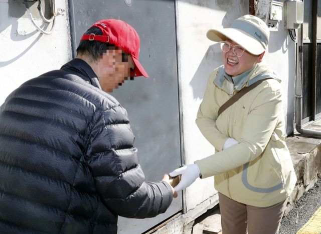 hy가 지역사회 취약계층을 위한 맞춤형 돌봄 활동을 이어간다. 사진은 hy 프레시 매니저가 건강식품을 전달하며 안부를 묻고 있는 모습. /사진=hy