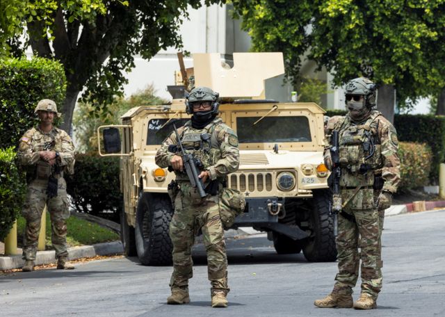 미국 민주당 주지사들이 도널드 트럼프 미국 대통령의 로스앤젤레스(LA) 시위 주방위군 투입 결정을 비판했다. 사진은 지난 8일(현지시각) 보안군이 미국 캘리포니아주 LA 파라마운트 비즈니스 센터 주차장에서 경비서는 모습. /사진=로이터 