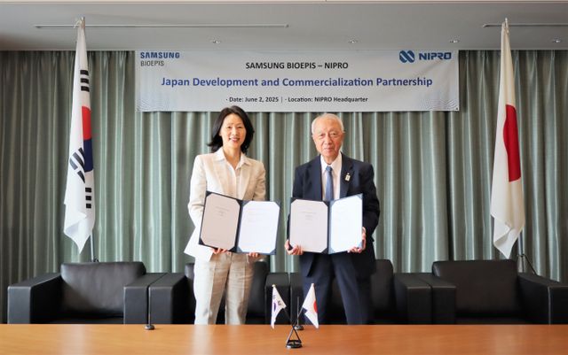 삼성바이오에피스 김경아 사장(왼쪽)과 니프로 코퍼레이션 사노 요시히코 사장이 파트너십 계약을 체결하고 기념 사진을 촬영하고 있다. /사진=삼성바이오에피스 