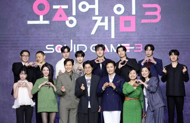 넷플릭스 '오징어 게임' 연출을 맡은 황동혁 감독(첫번째 줄 왼쪽에서 네번째)이 시즌4 제작에 대해 계획이 없다고 전했다. 사진은 9일 서울 용산구 서울드래곤시티에서 열린 넷플릭스 시리즈 '오징어 게임' 시즌3 제작발표회에서 황 감독과 드라마 출연진이 포즈를 취한 모습. /사진=뉴스1