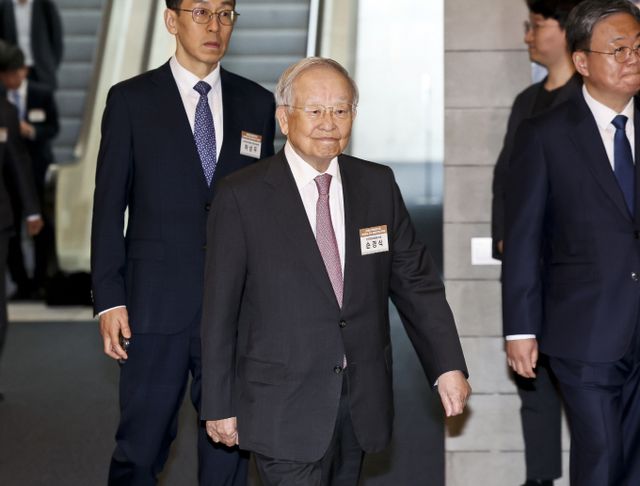 손경식 경총 회장이 제113차 ILO 총회 연설을 통해 기업의 투자·고용을 가로막는 획일적 규제는 과감한 개선이 필요하다고 강조했다. 사진은 손 회장이 지난 3월 서울 중구 대한상공회의소에서 열린 대선 후보 초청 경제5단체장 간담회에 참석하던 모습. /사진=국회사진기자단(뉴시스)