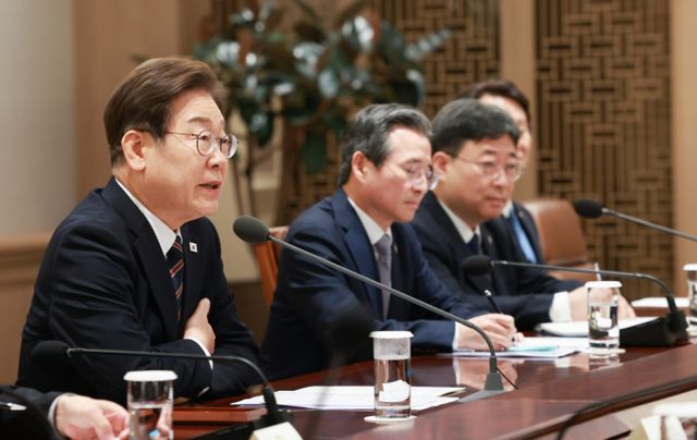 이재명 대통령이 9일 서울 용산구 대통령실 청사에서 열린 2차 비상경제점검 태스크포스(TF)회의를 주재하고 있다. / 사진=뉴시스 고범준 기자 /사진=고범준