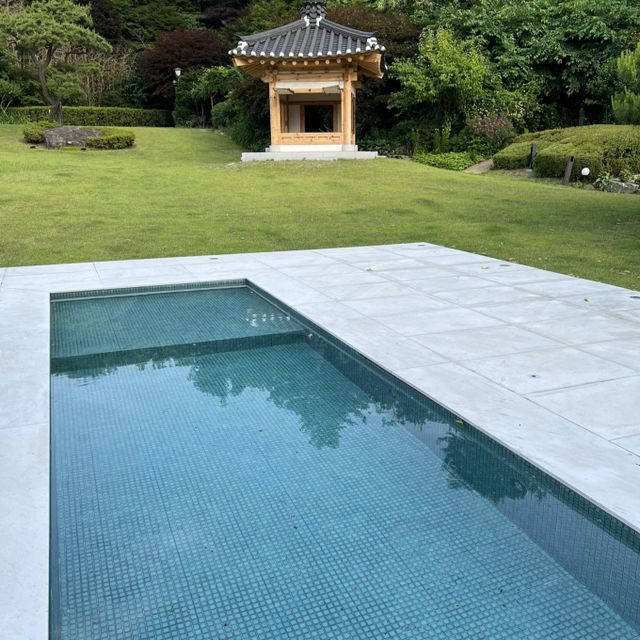 윤석열 전 대통령 측 관계자가 서울 용산구 한남동 관저에 반려동물 수영장을 만들었다는 의혹을 해명했다. 사진은 지난 9일 박홍근 더불어민주당 의원이 공개한 서울 한남동 수경시설의 모습. /사진=박홍근 더불어민주당 의원 페이스북 캡처