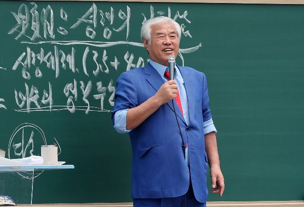 전광훈 사랑제일교회 목사가 윤석열 전 대통령을 넬슨 만델라에 빗대며 통일 대통령으로 돌아올 것이라고 주장했다. 사진은 전광훈 사랑제일교회 목사가 광화문 주일 연합예배에서 설교하는 모습. /사진=뉴스1