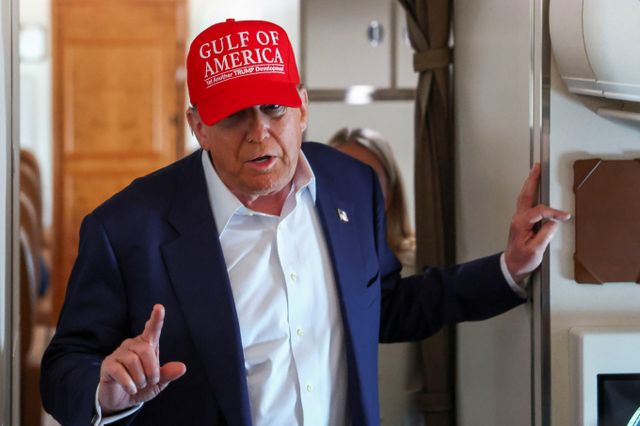 이스라엘이 가자지구 60일 휴전에 동의했다고 전한 도널드 트럼프 미국 대통령은 하마스가 해당안을 받아들이기 바란다고 강조했다. 사진은 트럼프 대통령이 지난 1일(현지시각) 미국 플로리다주 오초피 임시 이민자 수용소를 방문한 후 메릴랜드주 앤드루스 공동기지로 향하는 대통령 전용기에서 기자들과 대화하는 모습. /사진=로이터