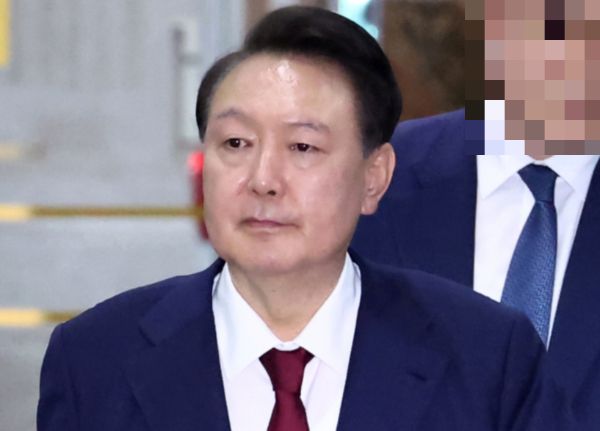 윤석열 전 대통령이 내란 특검팀의 2차 소환 조사에 불출석했다. 사진은 윤석열 전 대통령이 지난달 29일 새벽 서울 서초구 서울고등검찰청 청사에 마련된 내란특검 사무실에서 피의자 신분으로 조사를 마친 뒤 귀가하고 있는 모습. /사진=뉴스1(공동취재단)