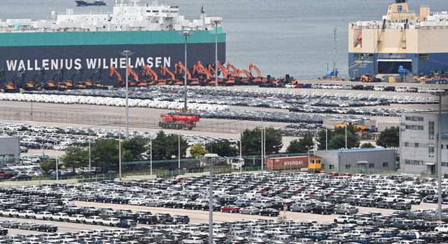 경기 평택항 자동차 전용부두에 선적을 기다리는 수출용 차량이 세워져 있는 모습. / 사진=뉴시스 김종택 기자 