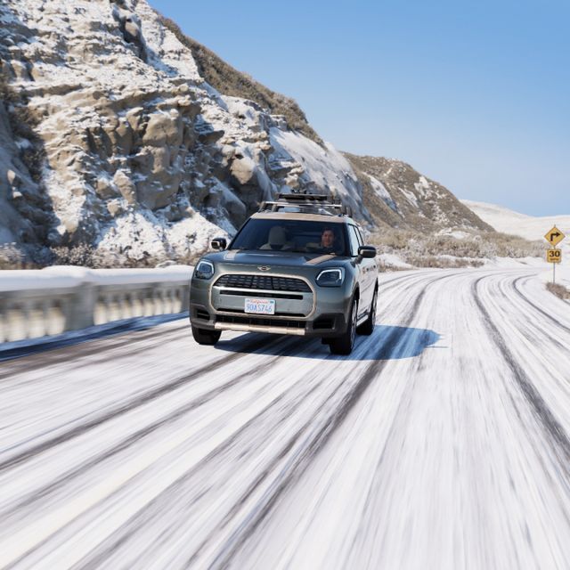 BMW가 8월31일까지 BMW 및 MINI 고객을 대상으로 겨울용 오리지널 휠·타이어 세트 사전 예약을 받는다. /사진=BMW코리아