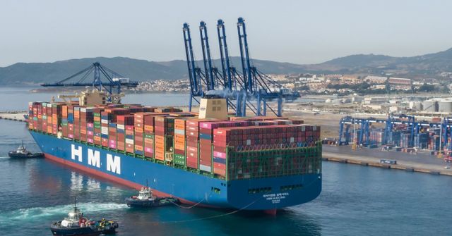 HMM이 현재 운영하고 있는 스페인 알헤시라스 컨테이너 터미널(TTIA) 확장 개발에 약 2400억원을 투자한다. 사진은 스페인 알헤시라스 터미널(TTIA)에 기항하는 2만4000TEU급 컨테이너선 'HMM 알헤시라스호'. /사진=HMM