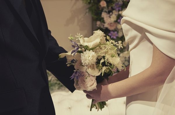 연락이 끊겼던 고교 동창이 재혼 소식을 전해와 축의를 고민 중이라는 사연이 전해졌다. 사진은 기사 내용과 직접적인 관련이 없음. /사진=클립아트코리아