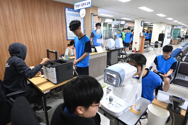 기획재정부가 올해 하반기부터 달라지는 정책을 정리해 책자를 발간했다. 사진은 경기도 수원시 팔달구 경인지방병무청에서 대상자들이 신체검사를 진행 중인 모습. /사진=뉴시스