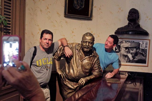 1960년 쿠바 카스트로 정권이 외국인 소유 자산을 국유화되자 헤밍웨이는 쿠바를 떠났다. 사진은 헤밍웨이 손자인 존 헤밍웨이(왼쪽)와 패트릭 헤밍웨이가 헤밍웨이가 즐겨찾던 쿠바 하바나 레스토랑 플로리디타를 방문한 모습. /사진=로이터