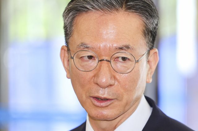 정성호 법무부 장관 후보자가 1일 서울 종로구 사직로 인사청문회 준비단 사무실 출근길에서 국민 눈높이에 맞는 검찰개혁을 고민하겠다고 밝혔다. 정성호 법무부장관 후보자가 1일 서울 종로구 적선현대빌딩에 마련된 인사청문회 준비 집무실로 출근하며 취재진 질의에 답하고 있다. /사진=뉴시스