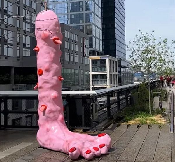 사진은 하이라인 공원에 설치된 대형 조형물. /사진=현지 매체 캡처