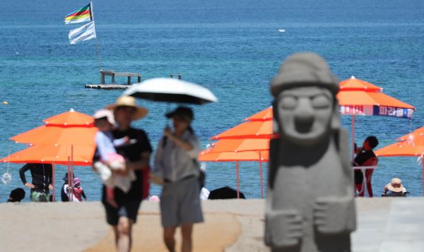 2일 한낮 최고 기온이 35도까지 오르는 등 무더위가 이어질 전망이다. 사진은 제주시 이호테우해수욕장 모습. /사진=뉴시스