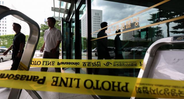 내란특검이 윤석열 전 대통령에게 오는 5일 오전 9시까지 출석하라고 통지했다. 사진은 '12·3 비상계엄' 관련 내란·외환 사건을 수사하는 조은석 특별검사팀이 1일 윤석열 전 대통령에 대한 2차 소환조사를 통보한 가운데 지난달 30일 내란특검 사무실이 위치한 서울 서초구 서울고등검찰청에서 관계자들이 오가고 있는 모습. /사진=뉴시스