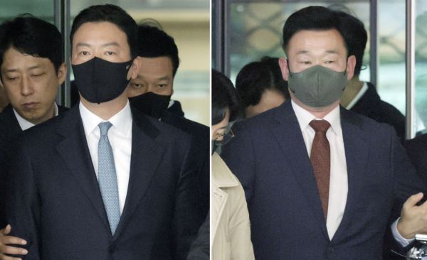 내란 사건을 수사하는 조은석 특별검사팀이 김성훈 전 대통령경호처 차장과 이광우 전 경호본부장에 대해 출국금지 조치에 나섰다. 사진은 윤석열 대통령 체포 방해 혐의를 받는 대통령경호처 김성훈 차장과(왼쪽) 이광우 경호본부장이 영장실질심사를 마치고 대기 장소로 이동하는 모습. /사진=뉴시스