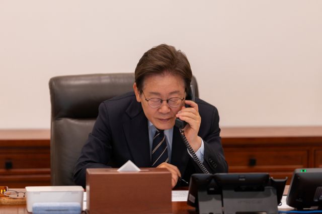 이재명 대통령이 1일 서울 용산구 대통령실 청사에서 모하메드 빈 자이드 알 나흐얀 아랍에미리트연합국(UAE) 대통령과 첫 정상 통화를 진행했다. 사진은 지난 30일 이재명 대통령이 서울 용산구 대통령실 청사 집무실에서 로렌스 웡 싱가포르 총리와 전화 통화를 하고 있는 모습. /사진=뉴스1(대통령실 제공)