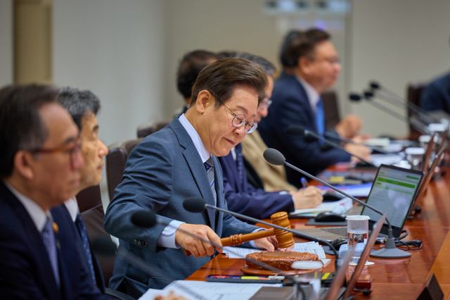 이재명 대통령이 1일 서울 용산구 대통령실 청사에서 취임 이후 다섯번째 국무회의를 주재한다. 사진은 지난달 24일 이재명 대통령이 서울 용산구 대통령실 청사에서 열린 국무회의에서 의사봉을 두드리며 회의를 주재하는 모습. /사진=뉴시스(대통령실 제공)