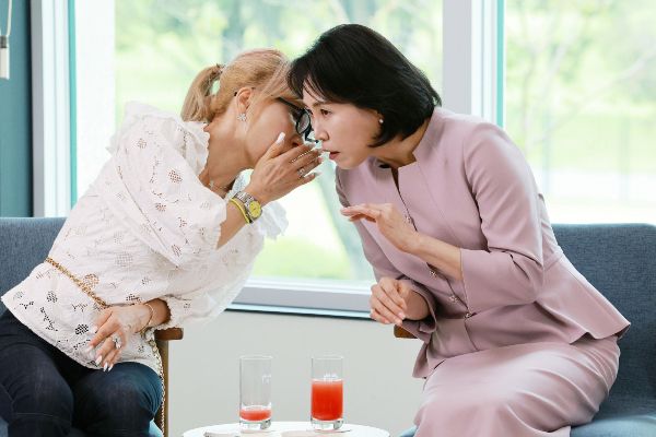 성악가 조수미와 이재명 대통령의 부인 김혜경 여사의 남다른 친분이 공개됐다. 사진은 서울 용산 대통령실 파인그라스에서 열린 문화예술계 수상자 간담회에서 성악가 조수미와(왼쪽) 이재명 대통령 부인 김혜경 여사가 대화를 나누는 모습. /사진=뉴시스