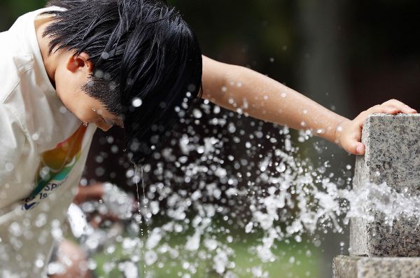 2일 낮 최고 기온이 35도까지 올라 더운 날씨가 이어지겠다. 사진은 광주 북구 일곡 제1근린공원에서 한 초등학생이 세수를 하며 더위를 식히는 모습. /사진=뉴스1