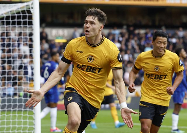 울버햄튼 원더러스가 황희찬의 경쟁자인 요르겐 스트란드 라르센을 완전 영입했다. 사진은 울버햄튼에서 활약 한 요르겐 스트라드 라르센(왼쪽)과 황희찬의 모습. /사진=로이터