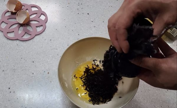 한 유튜버가 러브버그 먹방을 선보였다. 사진은 유튜버가 러브버그로 음식을 만드는 모습. /사진=유튜브 채널 '이충근' 캡처