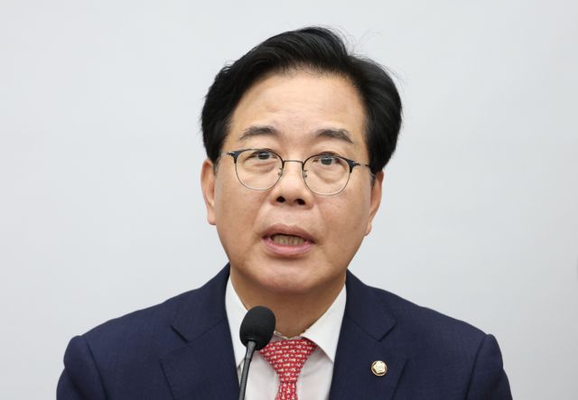 송언석 국민의힘 원내대표가 1일 당 주류의 '집단지도체제' 전환 주장에 "힘의 결집을 방해하는 이야기"라며 선을 그었다. 사진은 지난달 30일 송언석 국민의힘 원내대표가 서울 여의도 국회에서 열린 당 의원총회에서 발언하고 있는 모습. /사진=뉴시스